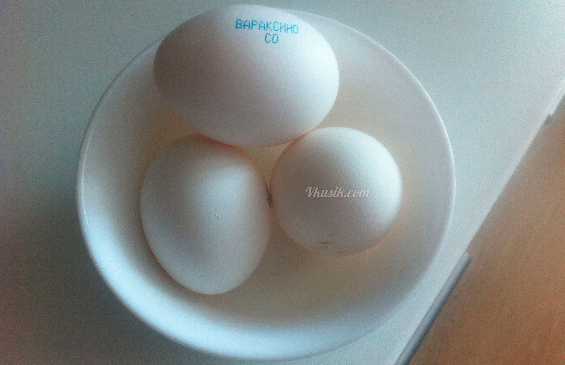 Фото: Яйца в тарелке, до запекания в духовке