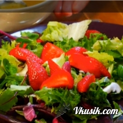 Фото рецепта - Летний салат с клубникой и апельсиново-мятной заправкой