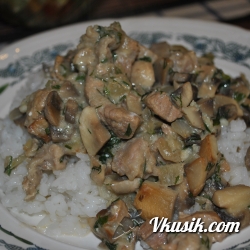 Фото рецепта - Тушёная свинина с грибами и рисом.