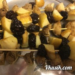 Фото рецепта - Шашлычки из шампиньонов, яблок и чернослива