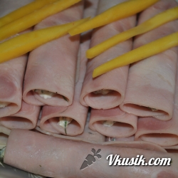 Фото рецепта - Трубочки из ветчины с сыром на праздничный стол
