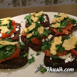 Фото рецепта - Открытый бутерброд с запеченными помидорами, сыром и бальзамическим уксусом